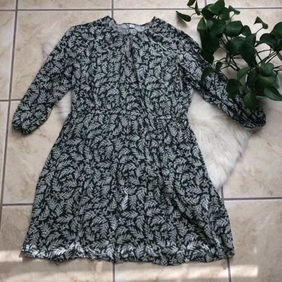 Old Navy Dresses & Skirts - Old Navy Leaf Print Minidress